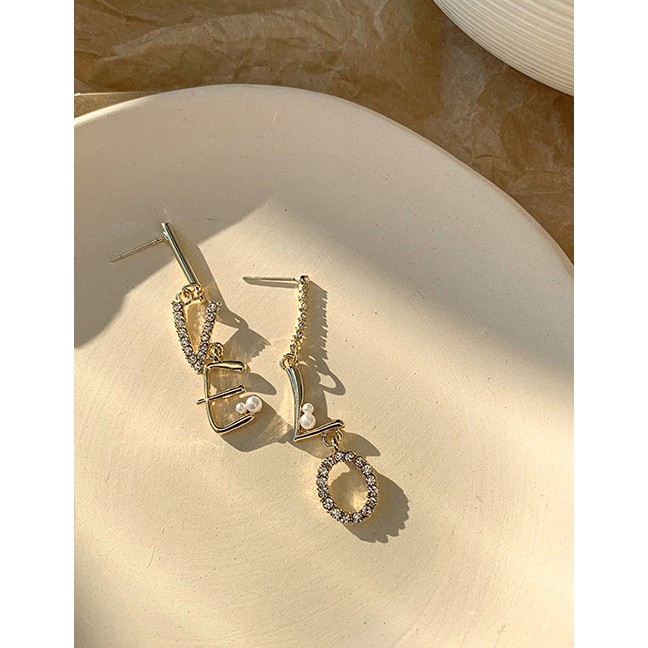 LRC Anting Tusuk Fashion Golden Alphabet Asymmetric Metal Earrings With Diamonds D84892