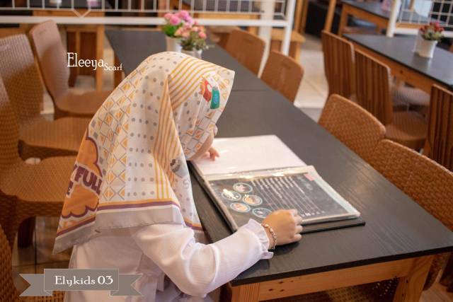 HIJAB SEGIEMPAT MOTIF ANAK ELEEYASCARF