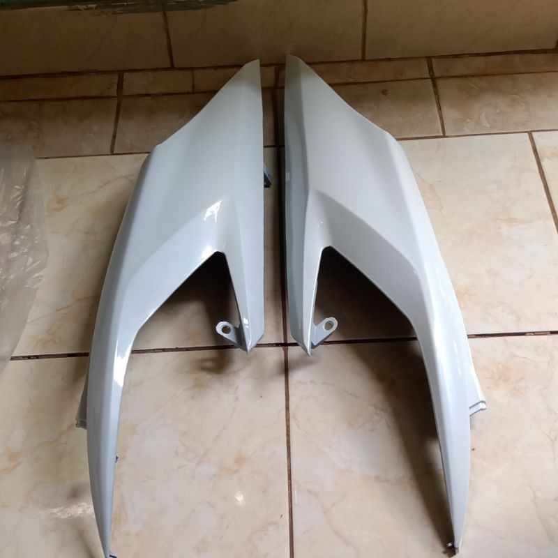 Body belakang Vario tekchno 110 karbu putih