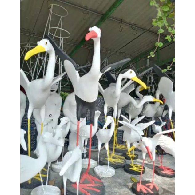 patung burung bangau taman pose terbang
