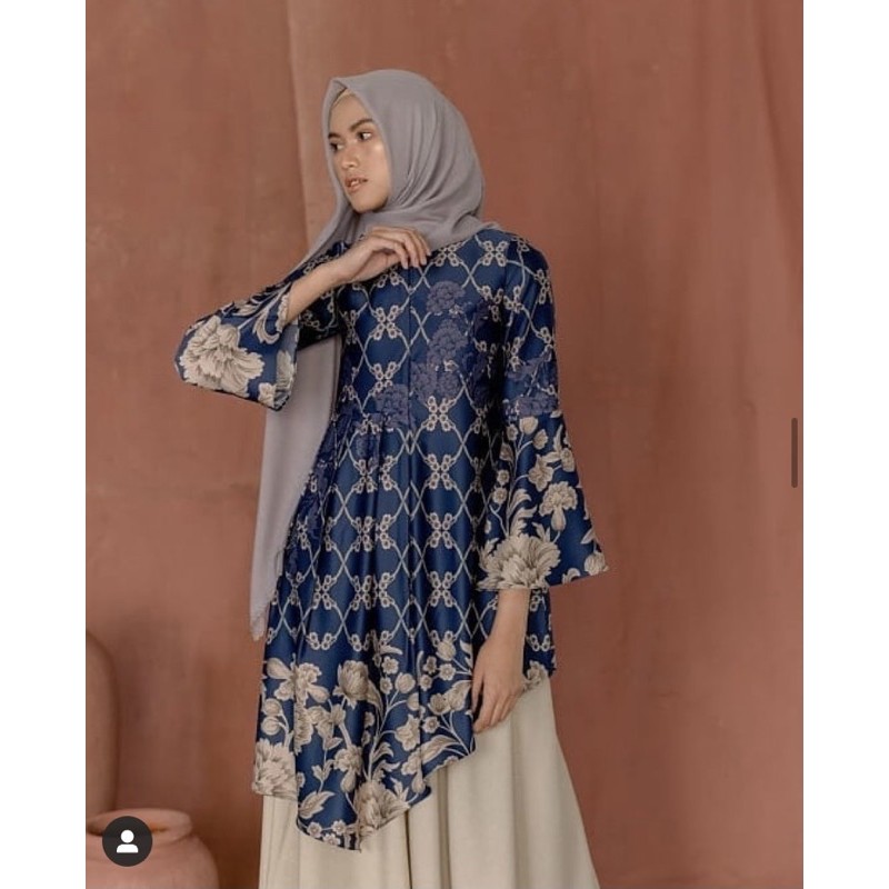 Flores tunik wearing klamby