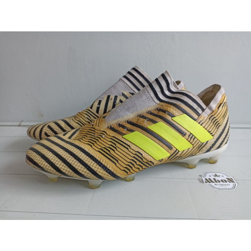 Sepatu sepakbola Adidas Nemesis