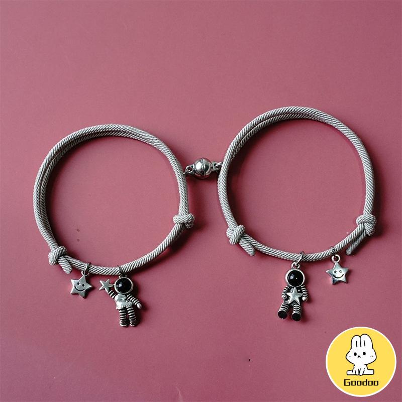 2 Buah/set Gelang Pasangan Magnet Lucu Astronot Liontin Gelang Persahabatan Hadiah Ulang Tahun -Doo