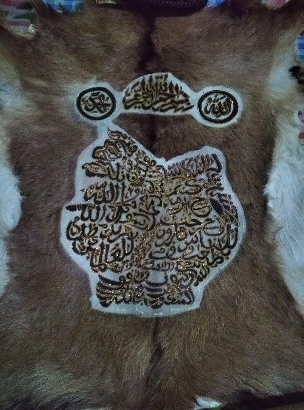 Kaligrafi Lembaran Surat Ali Imron Semar Kulit Kambing Full Body 77x55cm