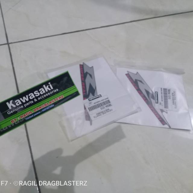 Stiker striping body belakang new ninja rr hitam 2015 1 pasang original Kawasaki