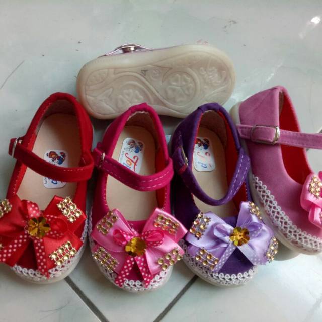 Grosir sepatu bayi
