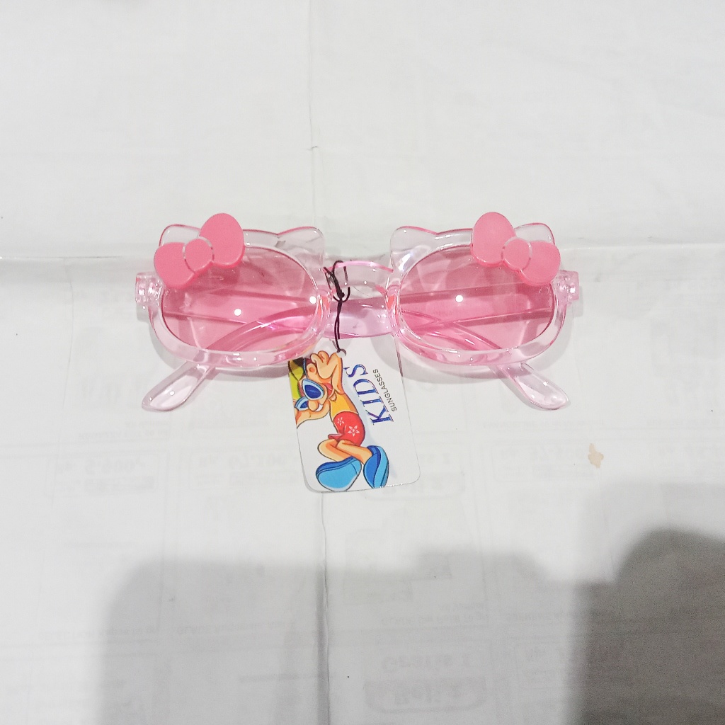 kacamata anak model Hello Kitty murah fashion bagus helo kity kucing lucu saat di foto studio atau liburan-pink