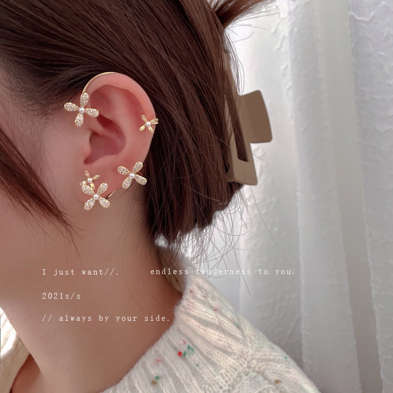 YEEZII Anting Klip Tanpa Tindik Desain Bunga Warna Emas / Silver Untuk Wanita