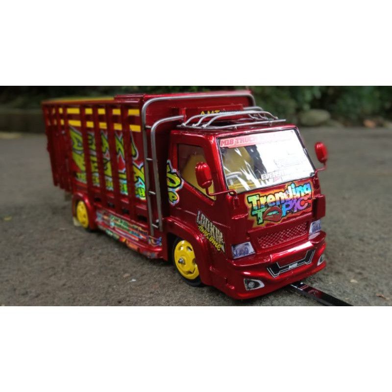miniatur truck trending topic bahan pvc spek (belok, tarikan, full lampu, dan oleng)