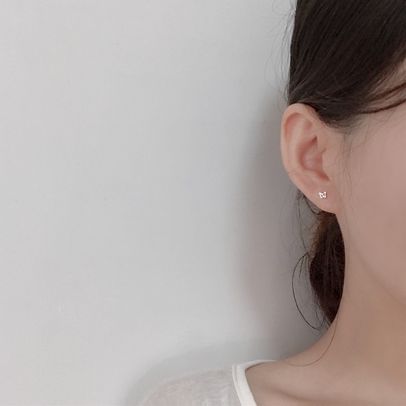 1 Pasang Anting Bentuk Kupu-Kupu Mini Bahan S925 Silver Gaya Korea Untuk Wanita