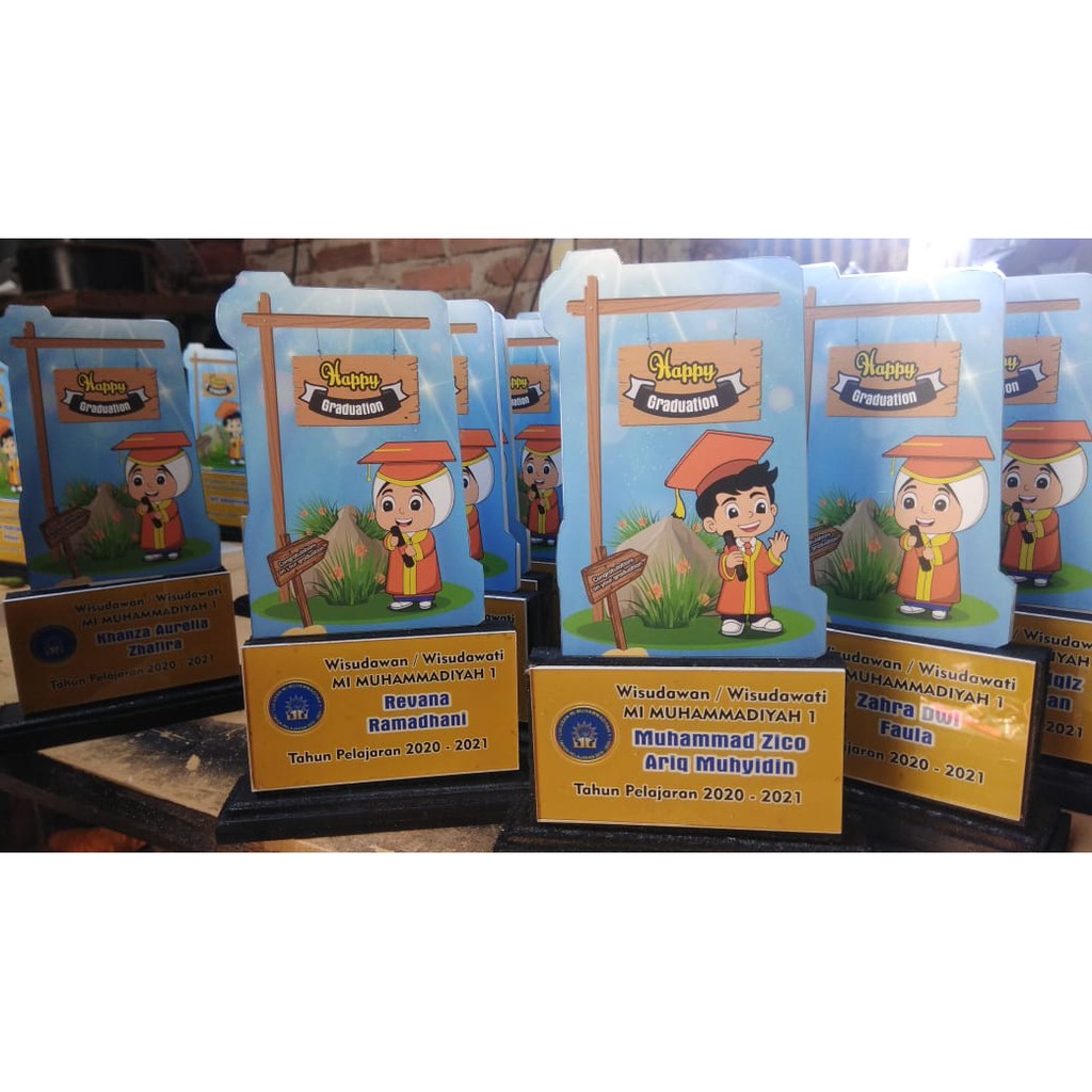 plakat boneka wisuda akrilik kayu tk paud murah