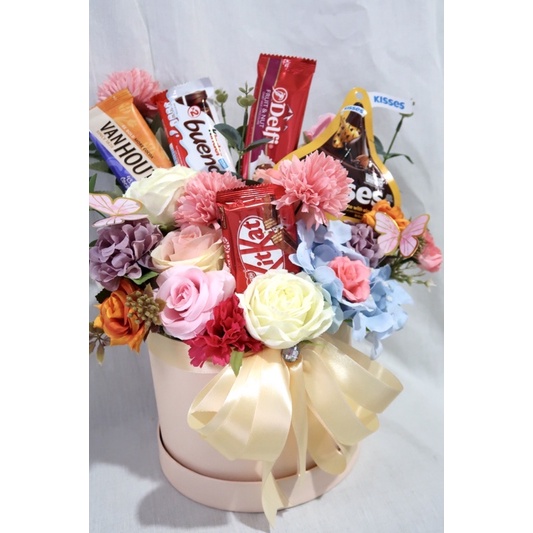 

BUKET BOX BUNGA / BLOO BOX CHOCOLATE SNACK FLWOWER HARI RAYA KADO BIRTHDAY ANNIVERSARY SOFT OPENING