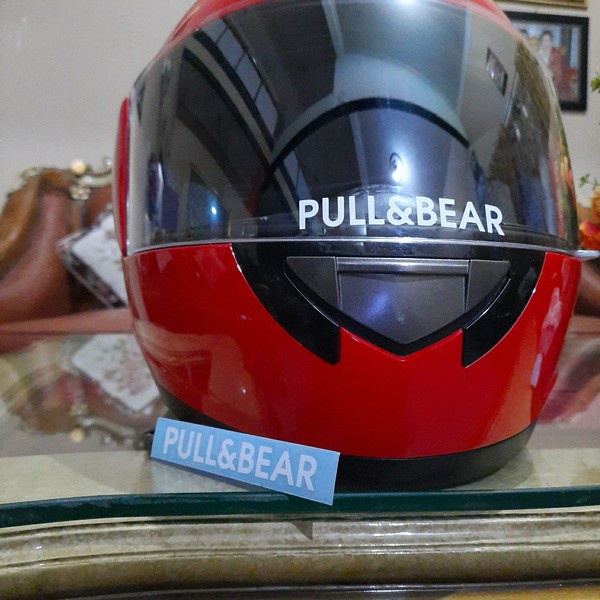 Cutting Sticker Visor Helm Pull &amp; Bear Ukuran 8 cm - Hitam