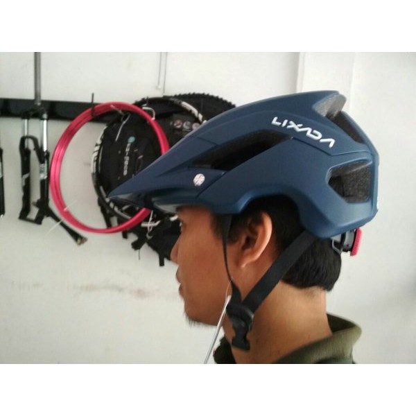 NEW   Helm LIXADA