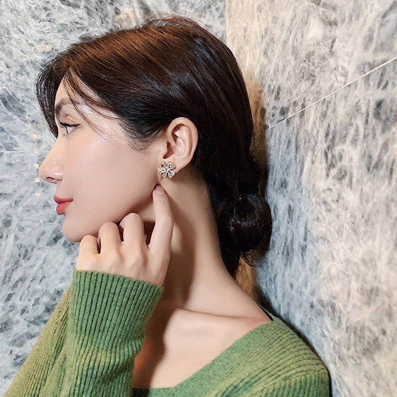 Anting Tusuk Lapis Emas 18k Desain Daun Clover Hias Berlian Imitasi Gaya Korea Untuk Wanita