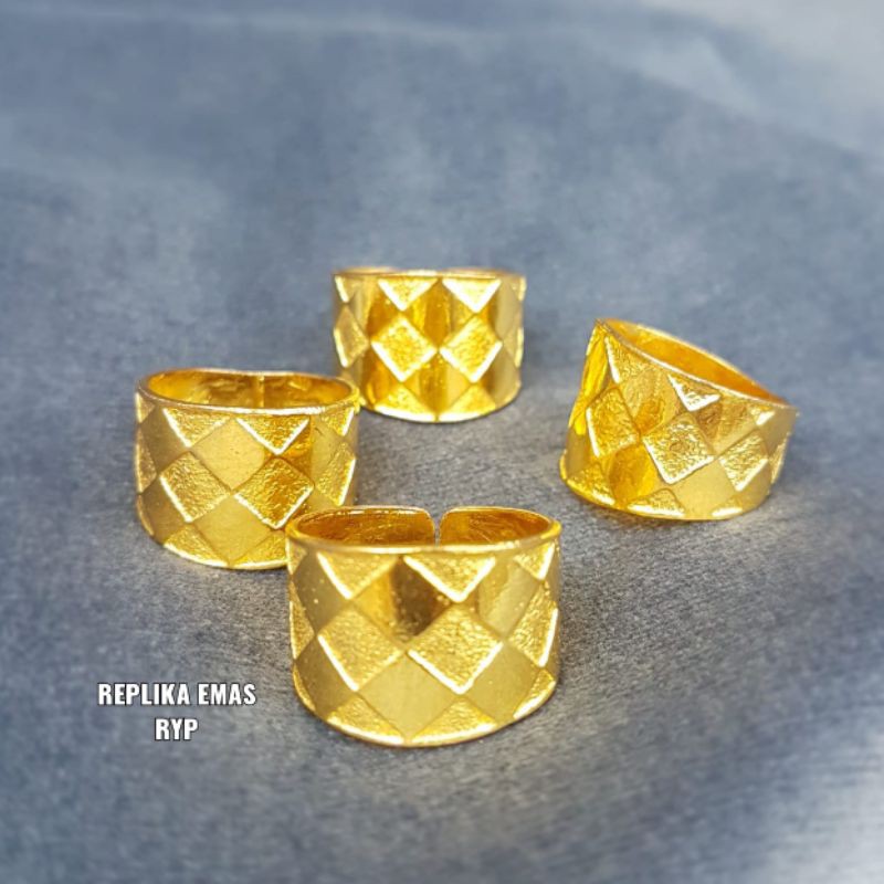 Cincin lapis emas 24k /replika, awet,persis seperti asli,tahan,cantik