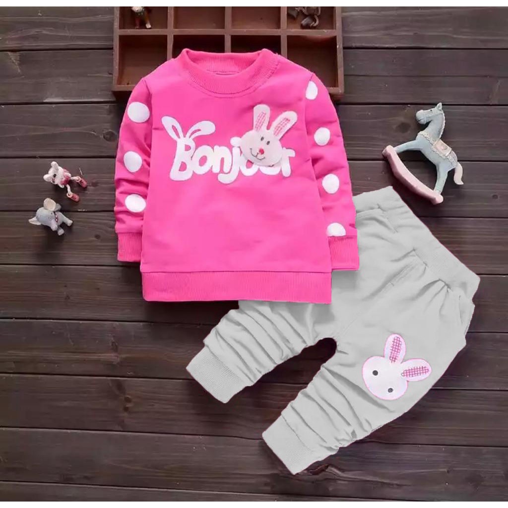 SETELAN SWEATER BAYI ANAK PEREMPUAN MOTIF BONJOUR KELINCI SIZE 1-5 TAHUN BAHAN BABYTERRY LEMBUT/ SETELAN SWEATER BAYI ANAK PEREMPUAN/ SWEATER BAYI ANAK CEWE/ SETELAN SWEATER BAYI ANAK CEWE/ SWEATER BAYI PEREMPUAN TERLARIS