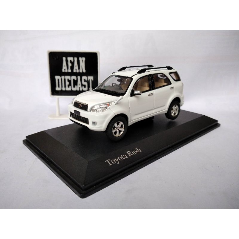 Diecast Miniatur Toyota Rush 2006 Putih Bonus Kaos Size L