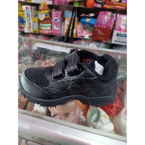 sepatu sekolah hitam polos magnet comex size 28-30