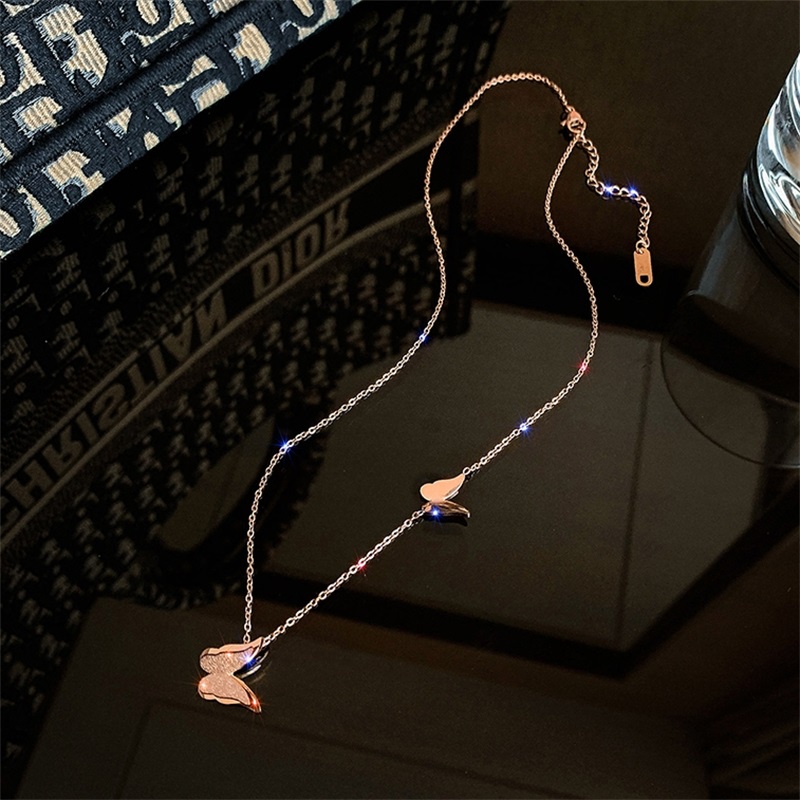 Kalung Rantai Liontin Kupu-Kupu luminous Bahan Titanium steel Untuk Wanita / Musim Panas 2021