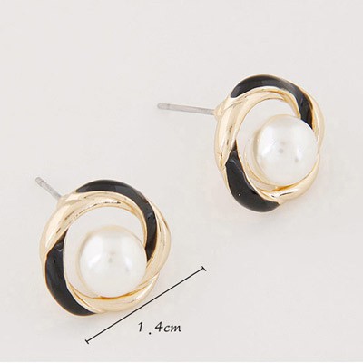 LRC Anting Tusuk Exquisite Color Pearl Decorated Simple Design Alloy Stud Earrings A4011