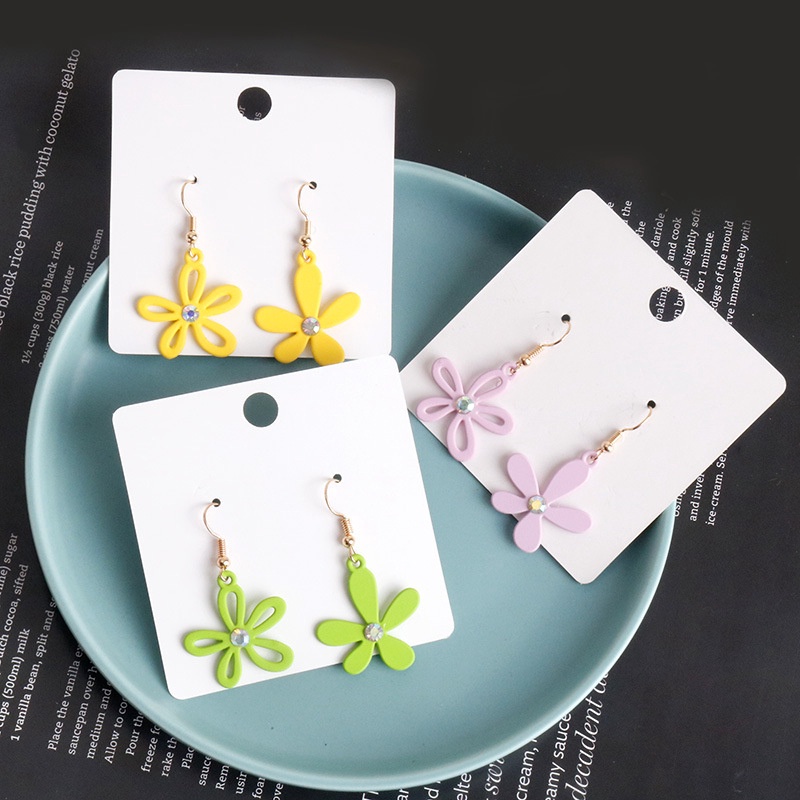 Anting Tusuk Gantung Asimetris Desain Bunga Hollow Gaya Jepang / Korea / Simple Untuk Wanita