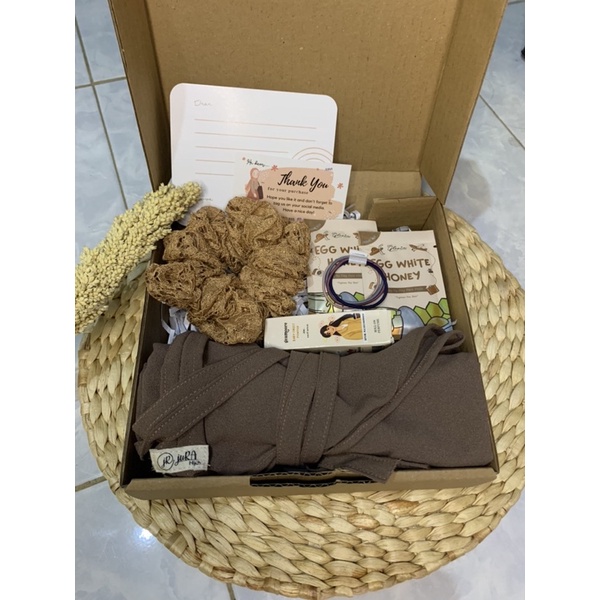 

hampers hijab /gift box/kado ulangtahun/kado wisuda/kado penikahan/kado murah