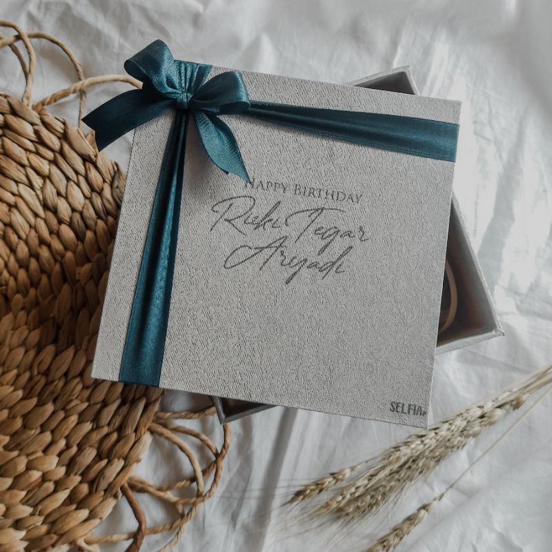 

Kotak kado 15x15x8 || BOX KADO/ BIRTHDAY / WEDDING / HAMPERS / BOX AESTETIK