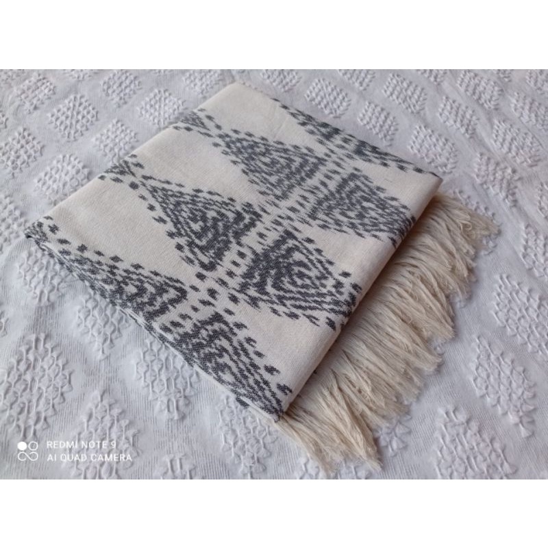 TENUNAN KAIN BLANKET ETNIK HALUSAN PUTIH