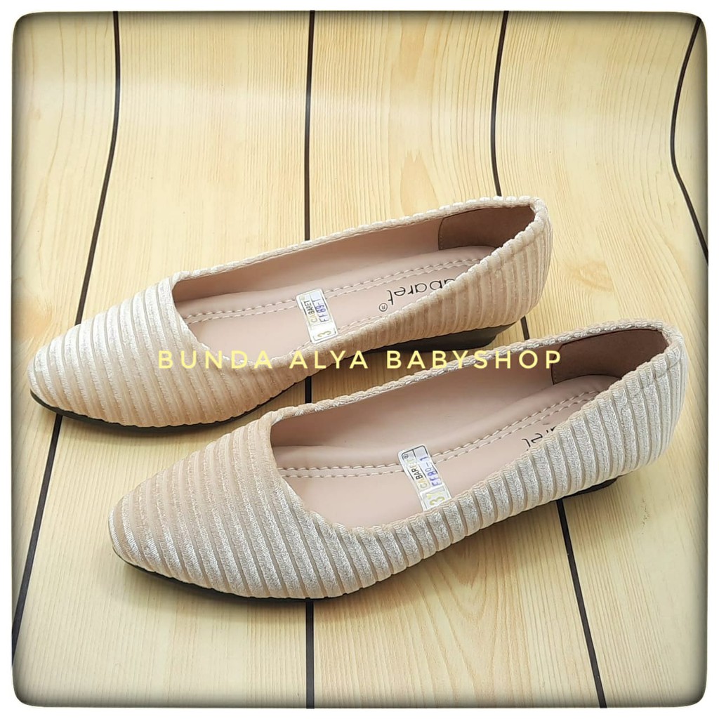 Sepatu Wanita Slipon Cabaret Flatshoes - Sepatu Wanita Flatshoes Premium Size 37 -  40 KREM SALUR - Sepatu Dewasa Bludru