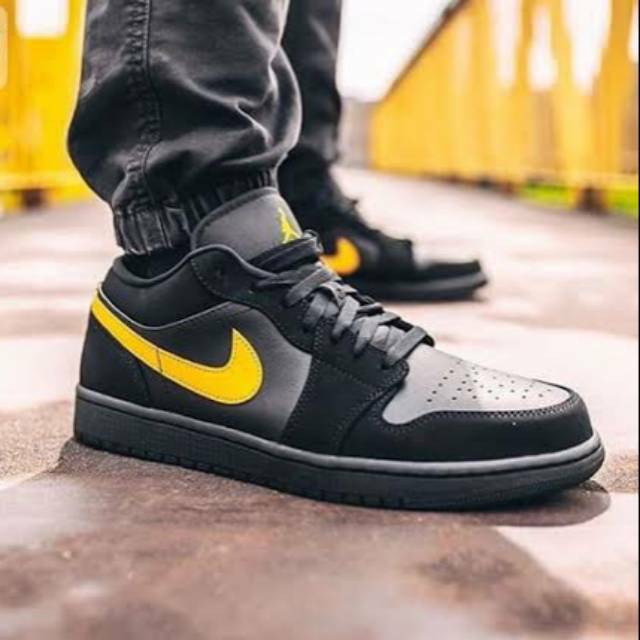 aj 1 low university gold