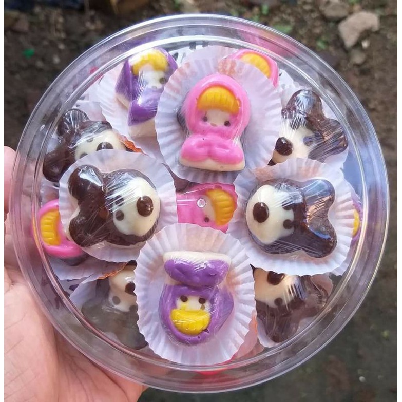 

Cokelat karakter marsha and the bear