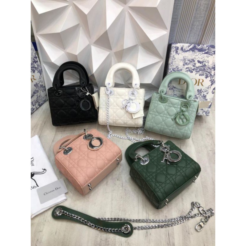 Tas Dior lady mini Semi Premium Bahan Bagus dan tebel
Uk P17 x L6 x T15 cm

PAKE BOX YAA