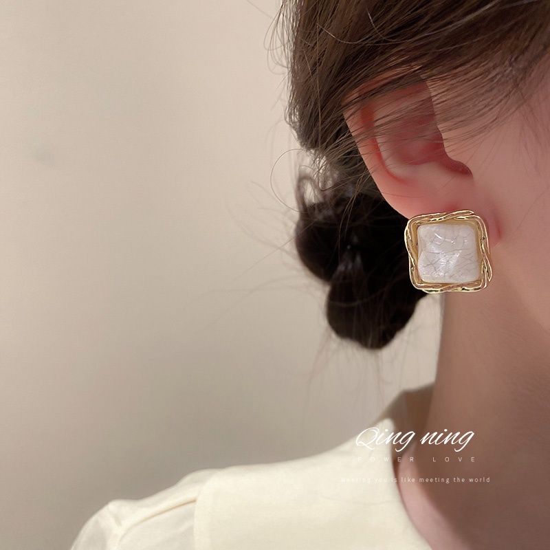 Anting Tusuk Bentuk Kubus Bahan Akrilik Warna Hitam / Putih Untuk Wanita