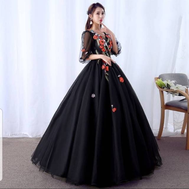 Gaun pengantin hitam mengembang