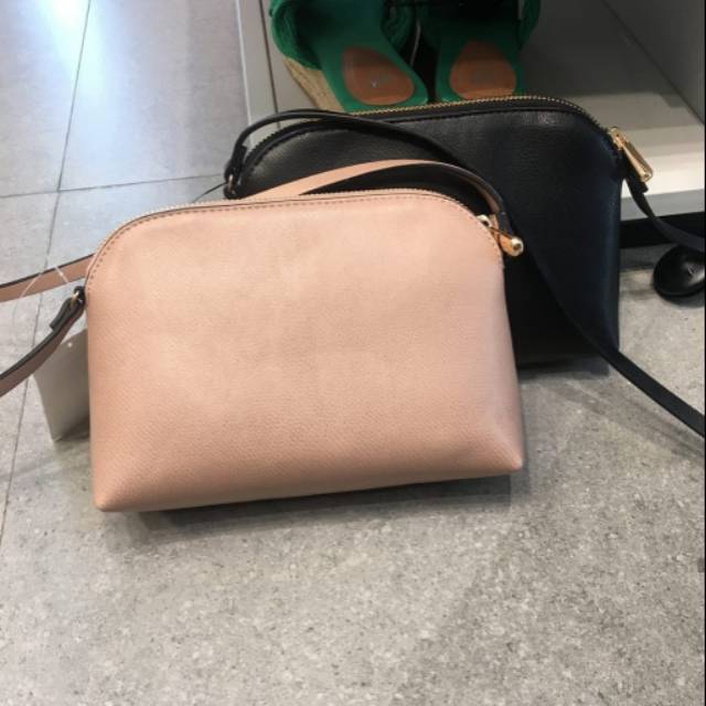 Hnm zipper sling bag / hnm oval bag / hnm bag / tas awkarin