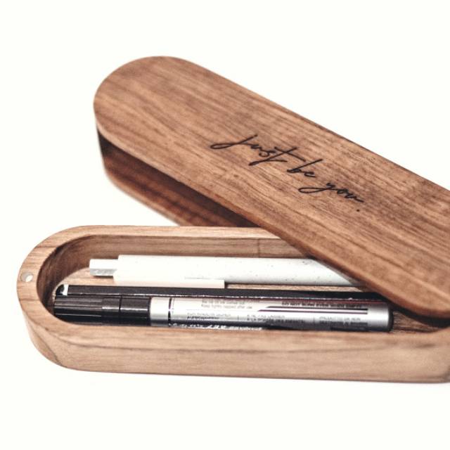 

TEMPAT PENSIL KAYU JATI PERLENGKAPAN SEKOLAH PERLENGKAPAN KANTOR TEMPAT PENSIL ANAK