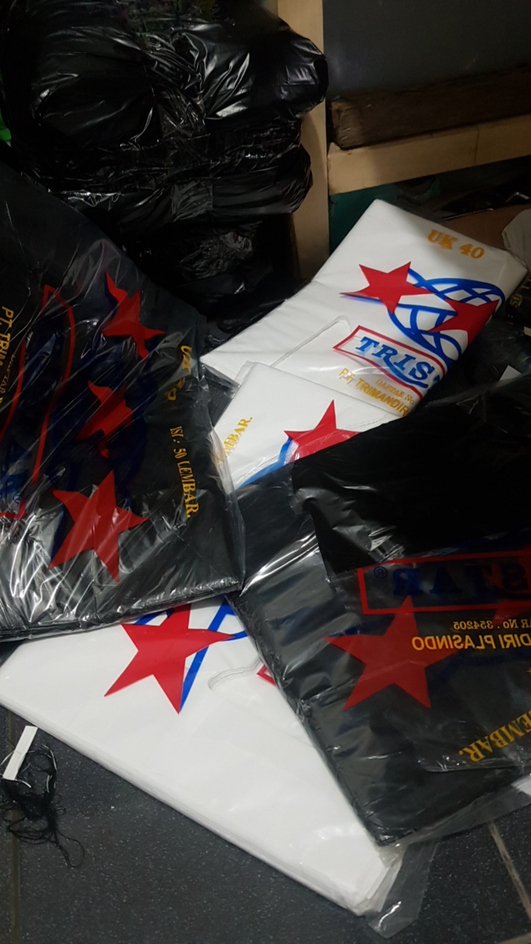 Kantong Keresek Plastik Tristar 40 Hitam Putih Merah 40x62cm High Quality