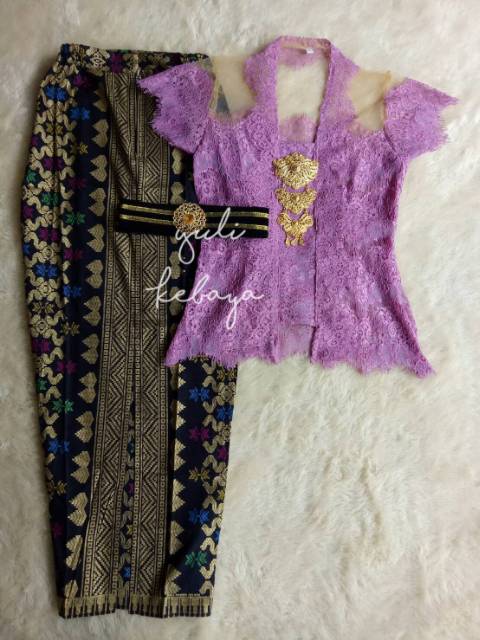 Set kebaya modifikasi warna ungu muda