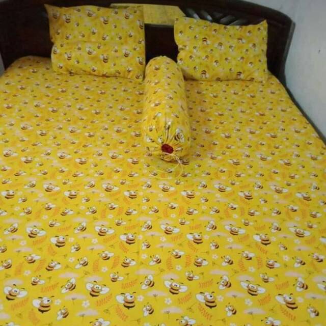 Seprei Motif Lebah Adem & Lembut – Set 4in1 (2 Sarung Bantal + 1 Guling) – Ukuran 180x200 / 160x200 