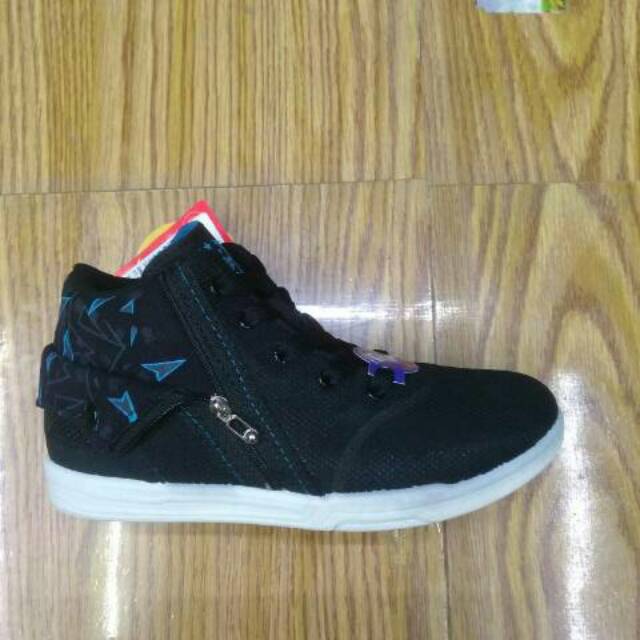 Sepatu sekolah hitam loggo.