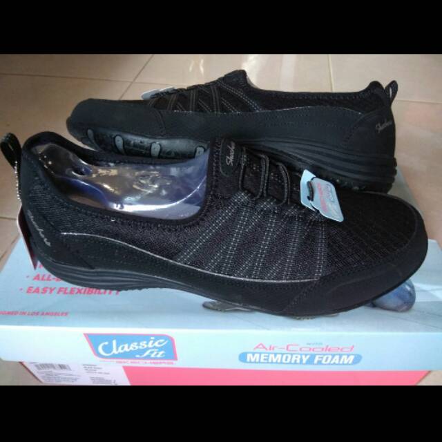 Sepatu Skechers Classic Fit Women