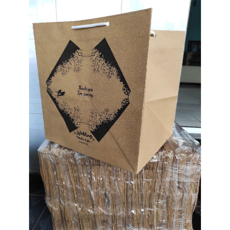 

paperbag custom desain sablon untuk dus kotak nasi ukuran 22x22