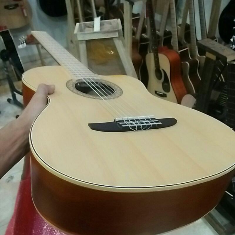 Gitar Nylon Yamaha cutway tanam besi