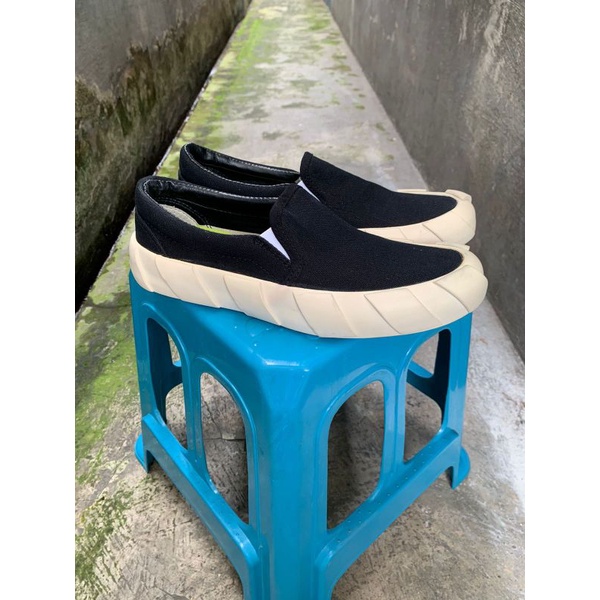 RAFHEOO SLIP ON SIMPLE VULCANIZED