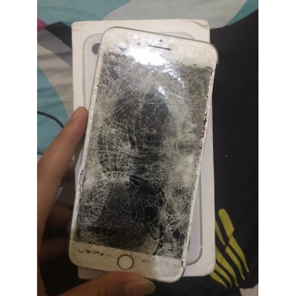 Iphone 8plus 64gb, udah dicek di ifixied masih bisa (kelengkapan hp/dus)
