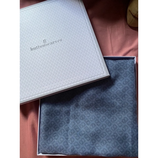 preloved buttonscarves tapis voal