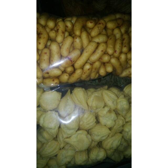 

Paket camilan (soes kering+pilus pedas)