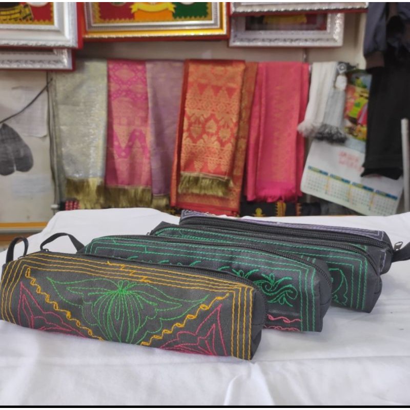

Dompet pensil bordiran motif khas Aceh / kotak pensil bordir motif khas Aceh