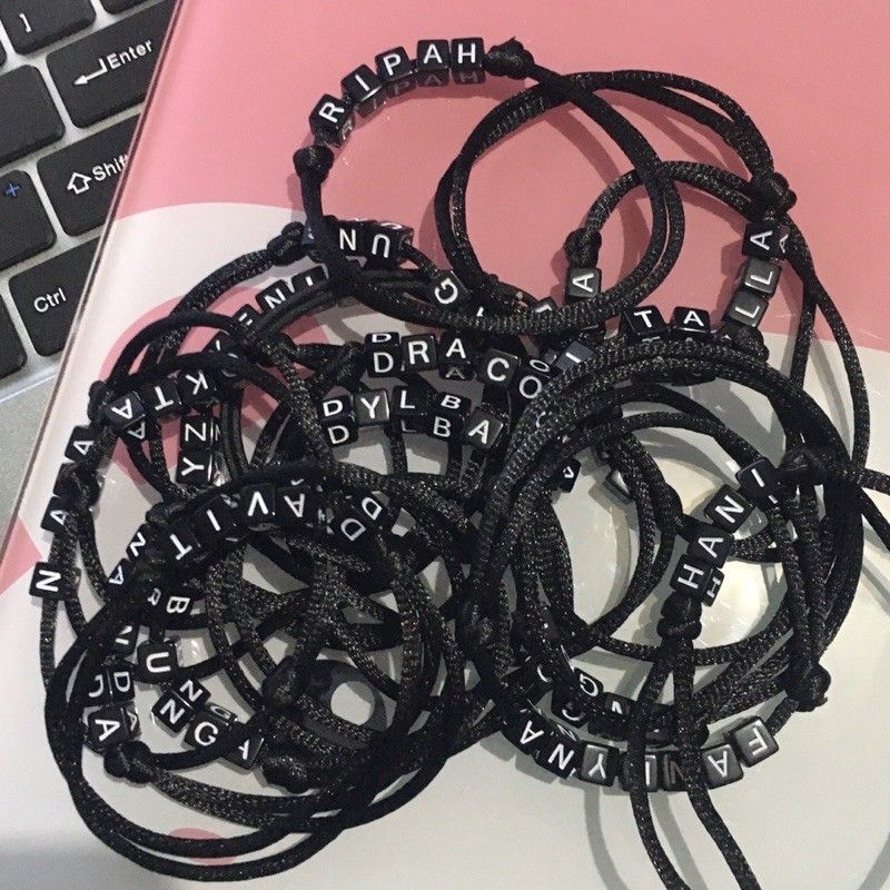 COSTUM GELANG NAMA TALI SATIN(beli 15 pcs free 1 Glng polos)Gelang couple / gelang nama / gelang Costum / gelang persahabatan / gelang huruf / gelang murah